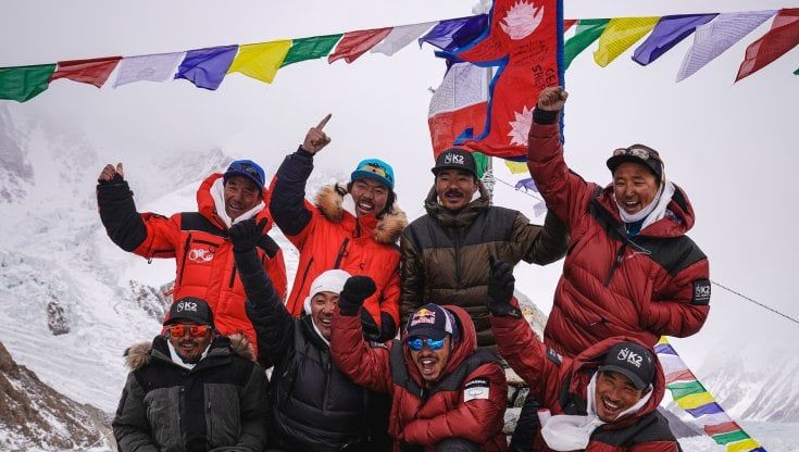 Tutto in spalla, i 10 sherpa di corsa fino in cima per conquistare il K2