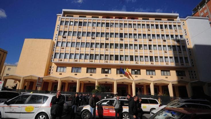 Arrestato un altro funzionario regionale per mazzette: “Fece lavorare il cugino di Messina Denaro”