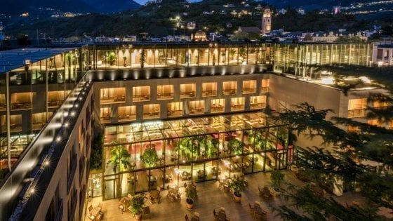 Il benessere in hotel di design nel centro della città, con vista sulla natura