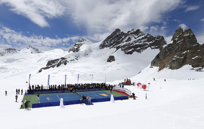 Svizzera, tennis sul ghiacciaio: Lindsey Vonn sfida Federer
