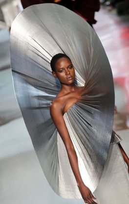 Stilisti stregati dalla Luna: così la moda celebra i 50 anni dall'allunaggio