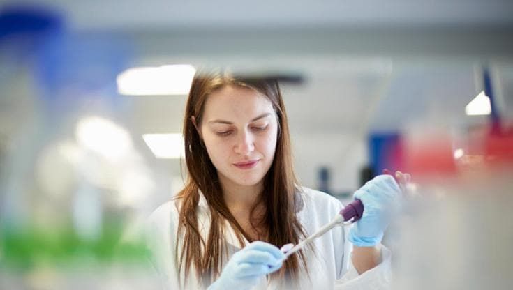 Medicina di laboratorio, in Lombardia più della metà dei ruoli apicali è ricoperto da donne