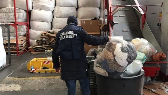Milano, la truffa dei finti cassonetti gialli: i vestiti per l'Africa venivano rivenduti nelle bancarelle, 5 arresti