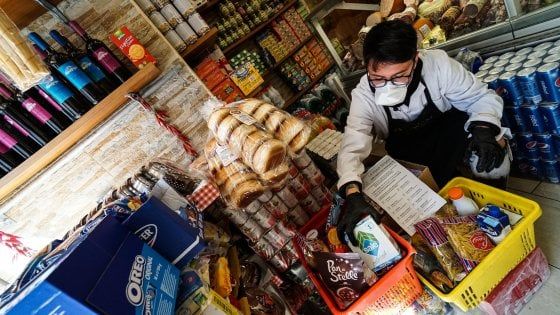 Coronavirus, sul sito del Comune  di Napoli il bando per i buoni spesa
