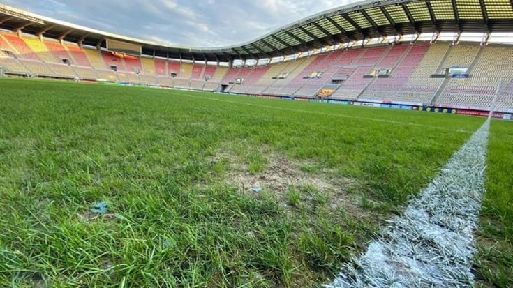 Macedonia del Nord-Italia, il terreno di gioco è un disastro: buche ed erba secca