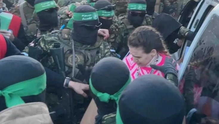 Hamas libera le prime tre donne prigioniere a Gaza: il momento della consegna alla Croce Rossa