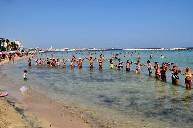 Bari, catena umana a Pane e pomodoro: "Stop liquami"