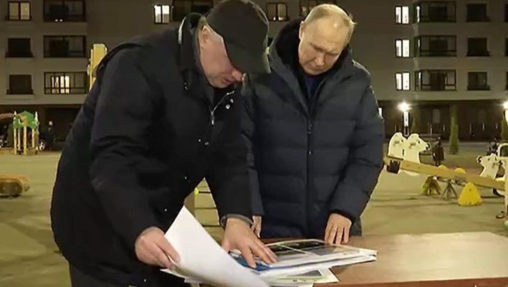Di notte a Mariupol. La prima volta di Putin nell'Ucraina occupata: "Ora è un paradiso"