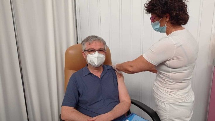 Toscana, si vaccina l'assessore alla Sanità: "Emozionante ed importante"