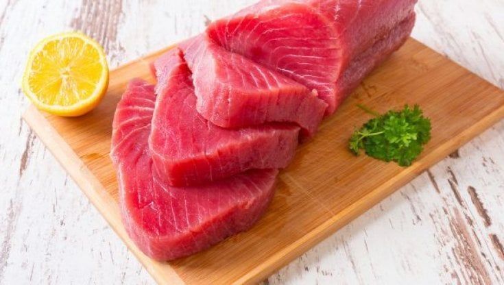 Mangiano tonno al ristorante: in nove finiscono al pronto soccorso 