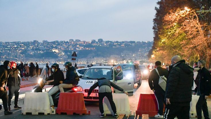 Napoli, blocco stradale di ristoratori e commercianti sul Lungomare: "No alla zona arancione"