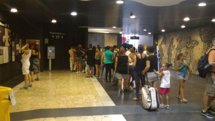 Metro dell'arte, turisti in fila per il biglietto