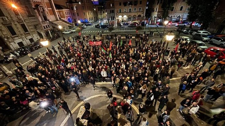 Sit-in di solidarietà per Christian Raimo, in centinaia rispondono all’appello degli studenti