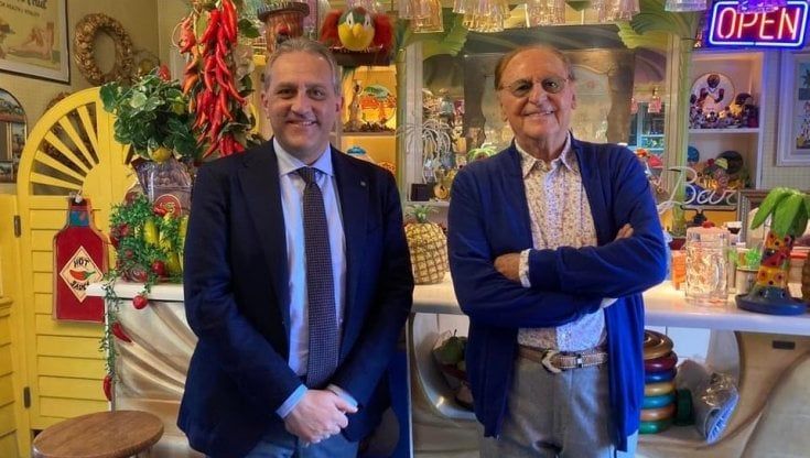Casa Renzo Arbore a Foggia: il maestro apre le porte della sua collezione pop a Palazzo Dogana
