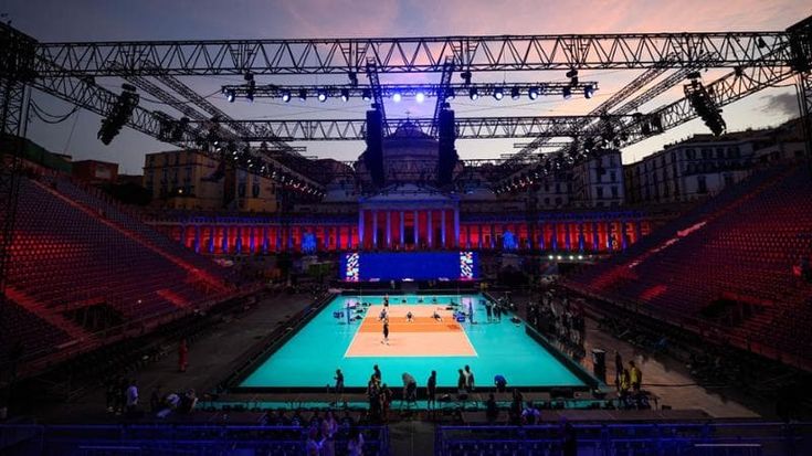 Plebiscito di volley e di azzurro. Le immagini del primo allenamento della nazionale nell’arena