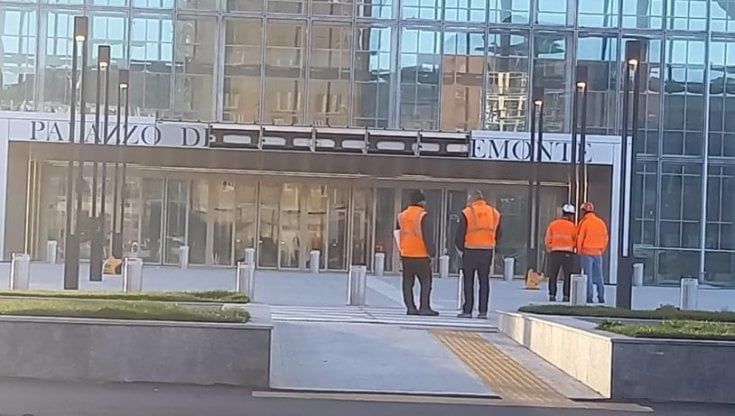 Torino, il vento danneggia l'insegna del grattacielo della Regione