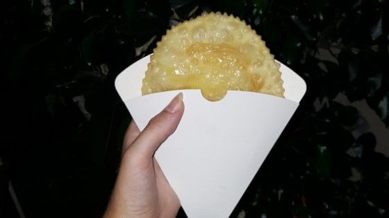 Ecco la "seada da passeggio". Il tipico dolce sardo diventa cibo di strada