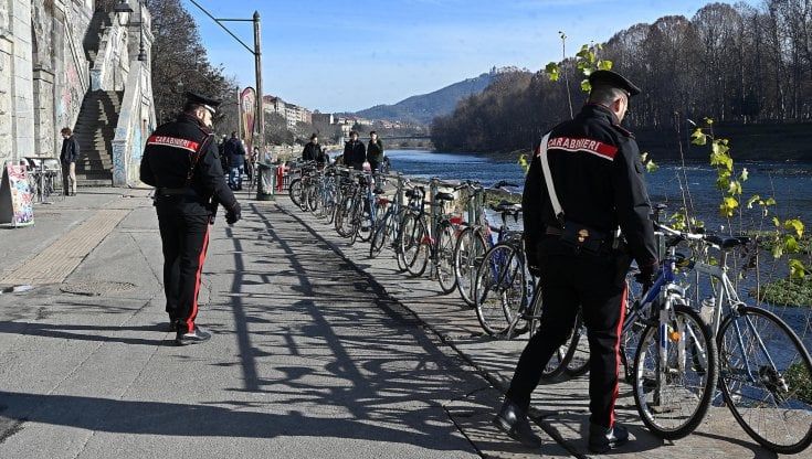 Bici lanciata dai Murazzi, su manubrio e telaio le impronte digitali dei sospettati
