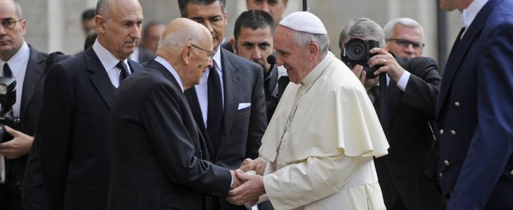 Napolitano a Papa: "In Italia clima avvelenato". Francesco chiede pi&ugrave; sforzi contro la crisi