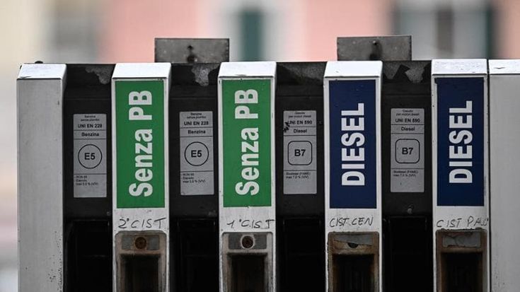 Carburanti ancora su: la benzina torna a sfondare i 2 euro in autostrada