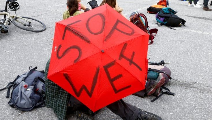 La forbice si allarga, Oxfam denuncia: "Con il Covid 573 Paperoni in più. Mentre in 263 milioni rischiano la povertà"
