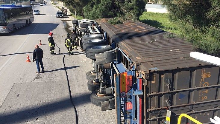 Bari, tir si ribalta in curva e abbatte un albero in via di Maratona nel quartiere Marconi
