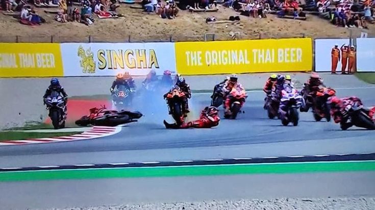Bagnaia, paura al Gp della Catalogna: cade e Binder lo travolge, solo contusioni. “Posso solo dire grazie”. Doppia frattura per Bastianini