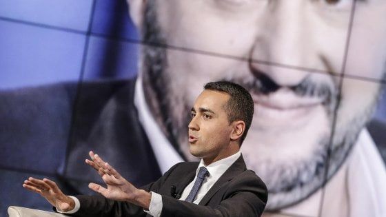 Di Maio chiude a Forza Italia e apre al Pd. Martina: "No a giochetti, non riuscirete a dividerci"