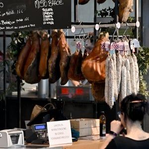 Cibi mal conservati, chiusa la macelleria del Mercato Centrale