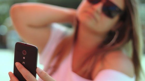 "È la competizione sociale che spinge le donne a scattarsi selfie sexy"