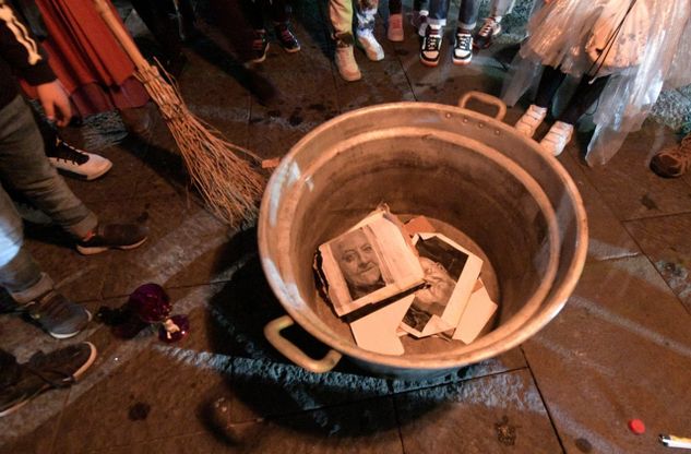 Piazza Dante, le streghe di Halloween "cucinano" De Luca