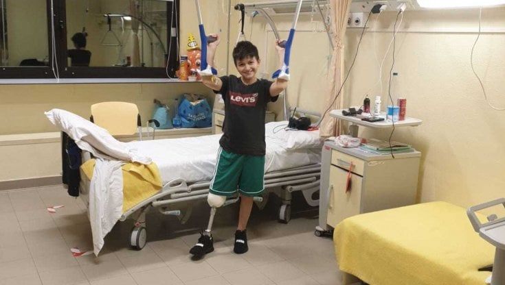 Angelo torna a camminare, a 12 anni aveva perso una gamba: "Ora con una protesi innovativa e il suo coraggio potrà riuscire anche a correre"