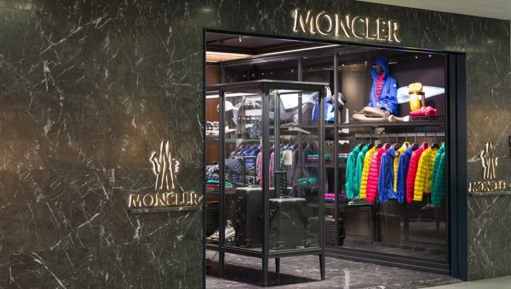 Moncler sempre più sostenibile. Aiuterà 100mila bambini che hanno freddo