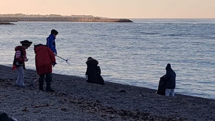 Bari, punk e pirati per ripulire la spiaggia: il Carnevale è ecologico