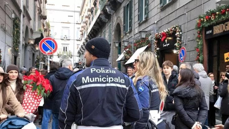 Napoli, vigilia e brindisi con l’allerta meteo. Linea 6, orario prolungato fino al 26