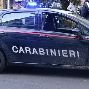 Gli rifiutano un sacchetto al minimarket, lui lo sfascia con una spranga