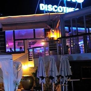 Botte fuori dalla discoteca, ventiduenne in ospedale