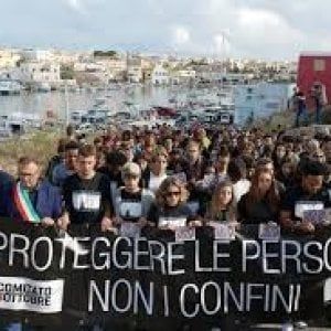 Lampedusa, centinaia di studenti di tutta Europa rendono omaggio alle vittime del mare 