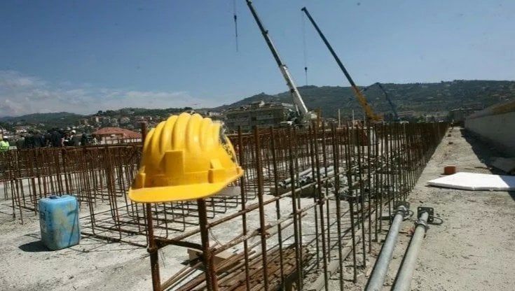 Precipita da dieci metri durante i lavori sull'A26: operaio di 39 anni in condizioni gravi