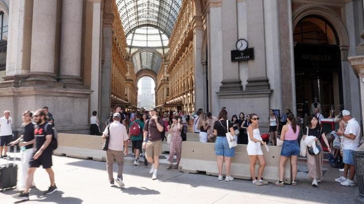 Il fiume di gente in Galleria promuove la nuova Milano tra afa e barriere di sicurezza