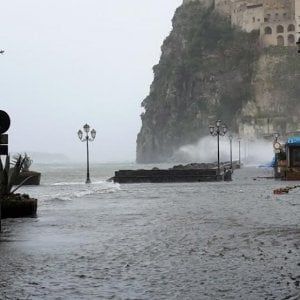 Maltempo, Ischia: chiusa una strada a Serrara Fontana a causa di una frana