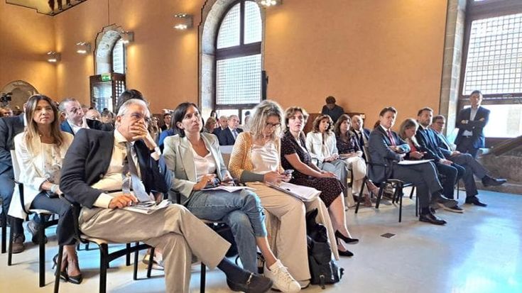 Elly Schlein e Giuseppe Conte a Palermo nella stessa sala, ma si ignorano per due ore