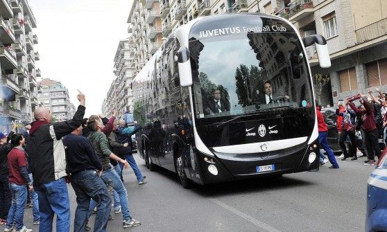 Il figlio prese a calci il bus della Juve, il padre segnalato alla Procura dei minori 