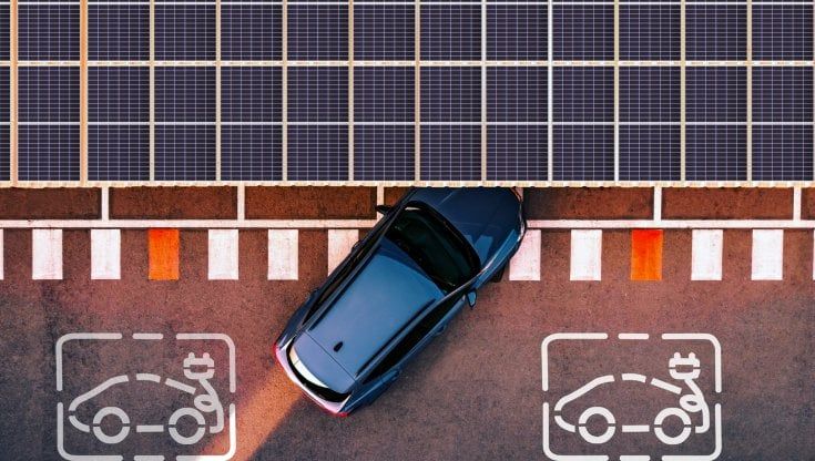 Auto: un italiano su cinque la vuole elettrica, ma deve costare meno di 30mila euro