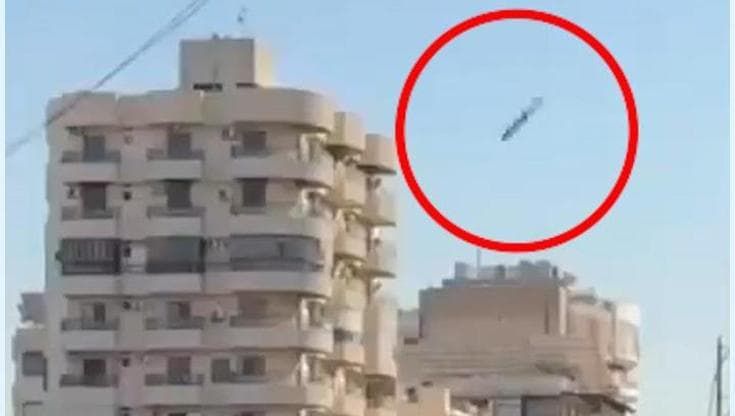 Beirut, il missile israeliano centra il palazzo che esplode: obiettivo il capo di Hezbollah
