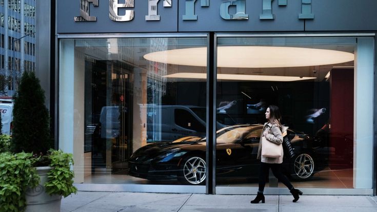 Ferrari vestirà Armani, anche il merchandising diventa di lusso