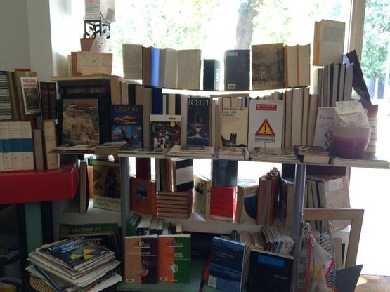 Milano, ecco la libreria senza elettricità: è aperta solo nelle ore di luce