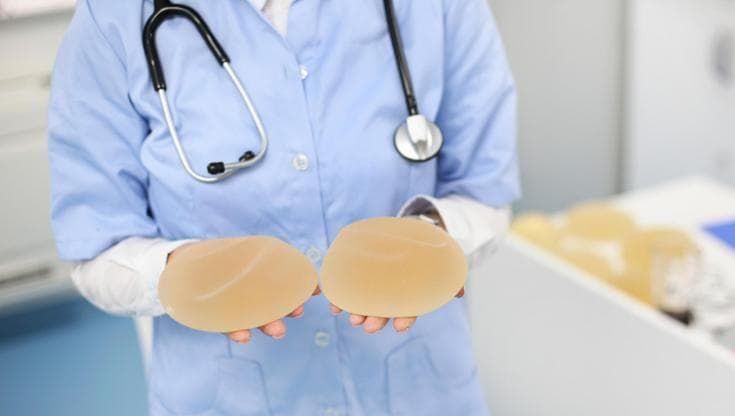 Malore dopo anestesia per un intervento estetico al seno: donna di 59 anni in terapia intensiva
