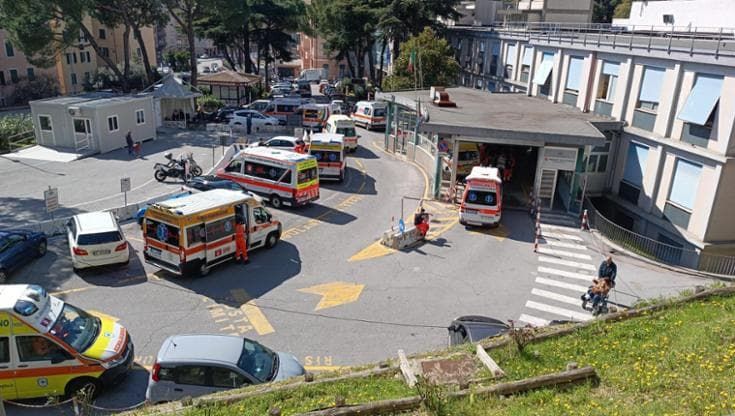 Pronto soccorso di nuovo in tilt, San Martino blocca le ambulanze e i ricoveri programmati