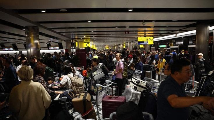 Aeroporti del Regno Unito in tilt: “Si tratta di un guasto tecnico”